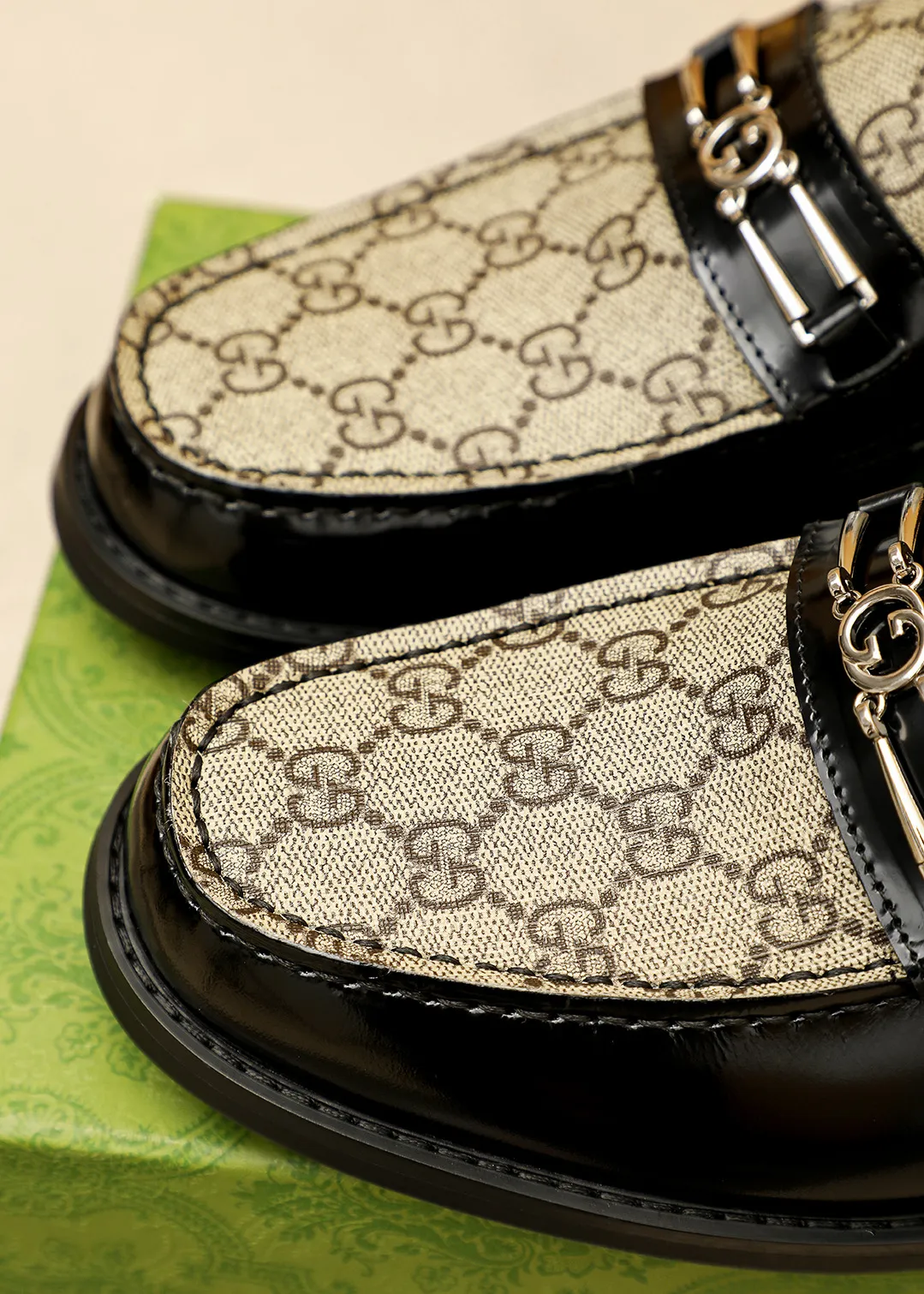 Men's shoes 💰480 💐 Product trademark: GUCCI "Gucci" casual leather shoes Regular size: 38-44 (45.46🉑️customized) Product materials: Selected imported first-layer calfskin embossed upper + luxury hardware buckle, imported water-dyed cowhide leather lining. Strong three-dimensional visual effect, original outsole color: 2 colors available